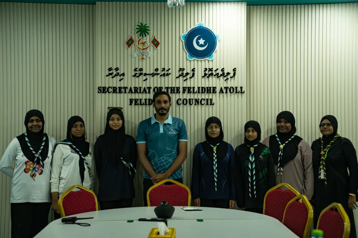 Camp participants taking a photo with the Felidhoo Council President